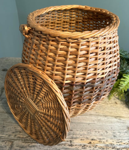 Handled lidded Vintage Basket