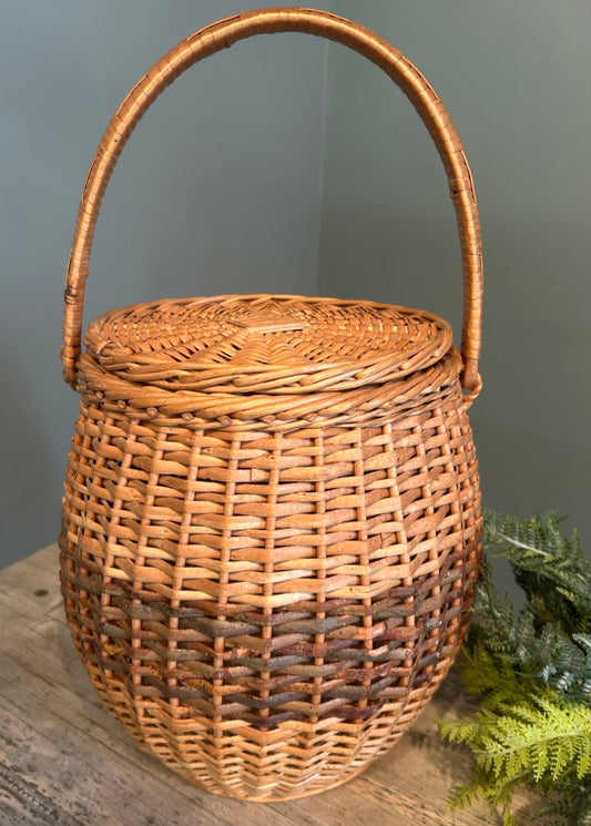 Handled lidded Vintage Basket