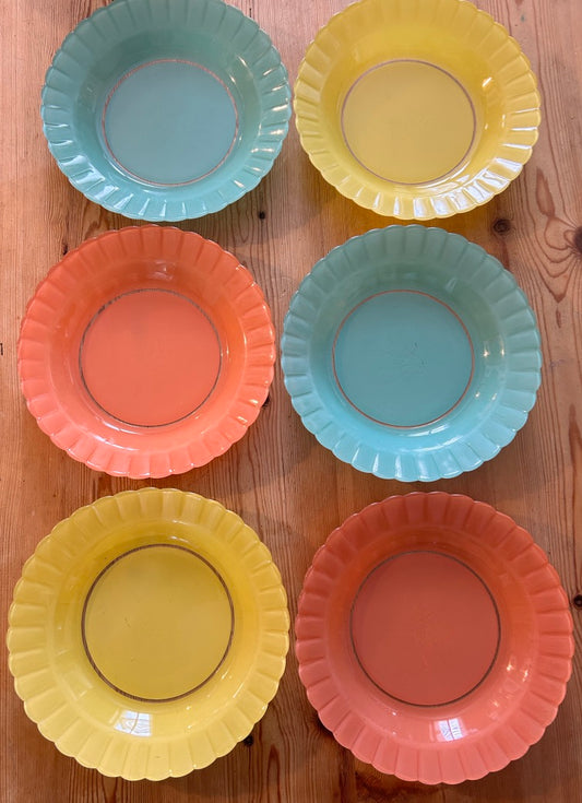 Set of 6 Pyrex Vintage pastel coloured plates.