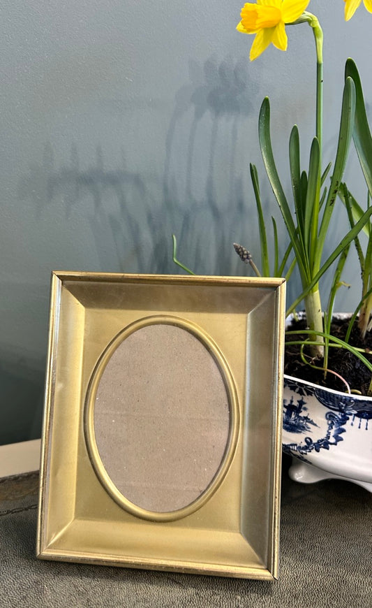 Small Vintage Gold Frame with Oval mount