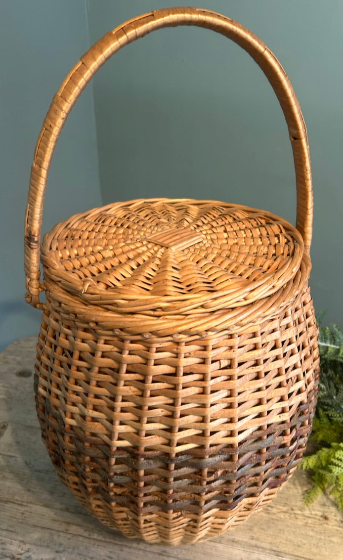 Handled lidded Vintage Basket