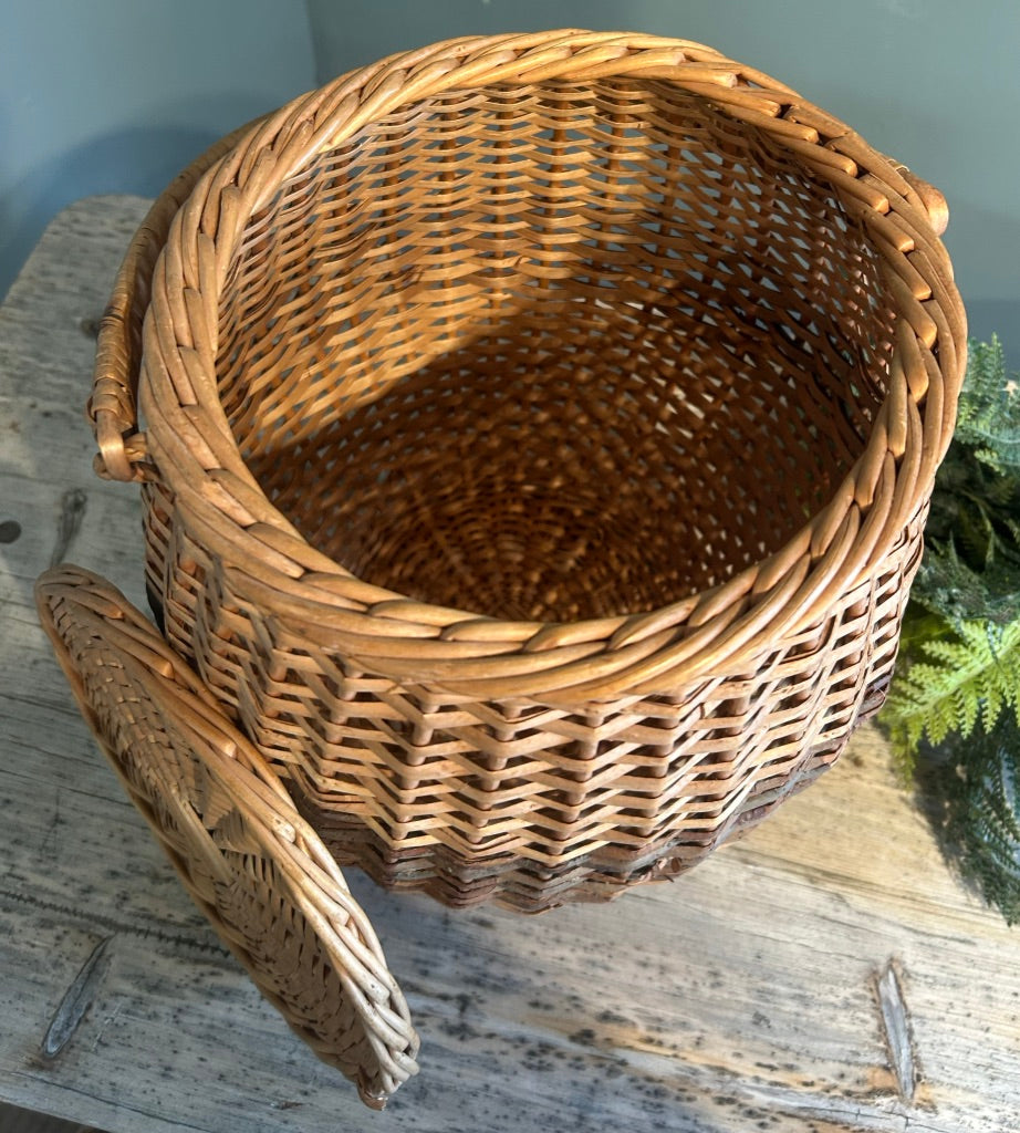 Handled lidded Vintage Basket